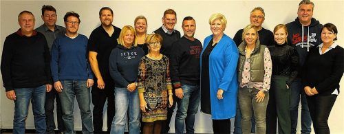 Die neugewählte Vorstandschaft mit Abteilungsleitern des SV Pang: Werner Hell (Tischtennis), Gernot Kammerer (Bogenschützen), Jürgen Laupheimer (Tennis), Dominik Tremmel (Fußball), Carola Heller (Gymnastik und Beisitzerin), Diana Tremmel (Beisitzerin), Anna Niedermann (Gymnastik), Heinz Schmidt (Schatzmeister), Andre Jakob (Zweiter Vorsitzender), Alexandra Linordner (Vorsitzende), Jenny Tremmel (Zweite Jugendleiterin), Martin Linordner (Beisitzer), Anita Heinlein (Eiskunstlauf), Konrad Brem (Schriftführer), Kerstin Wieser (Jugendleiterin).Foto Knarr