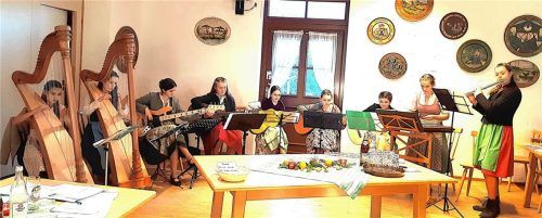 Die neun Mädchen (von links) Annalena Ellmayer, Constanze Beck, Hanna Süß, Florentine Hohl, Lilli Frei, Magdalena Moser, Ida Schweinsteiger, Katharina Moser und Anna Mittermayer unterhielten die Gäste mit Musik auf Harfe, Gitarre und weiteren Instrumenten.Foto re