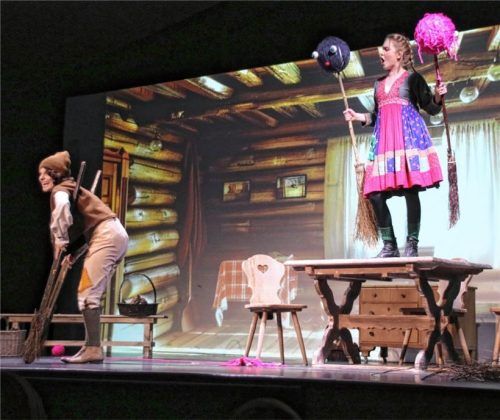 Die Premiere war zugleich der Start ins Winterfestival, in dessen Programm von Ende November bis Sonntag, 29. Dezember, deutlich wird, dass Advent auch ein Singen und Klingen, ein Tanzen und Spielen sein kann. Im Bild: Hänsel (Anna Matrenina) und Gretel (Celina Hubmann) toben durch die ärmliche Bauernstube.Foto Benekam