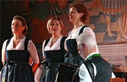 Die Rettenbacher Sängerinnen sangen mit kräftigen und klaren Stimmen.Foto Janka