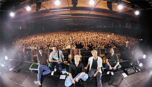 Die Rosenheimer Band „Kaffkiez“ hat in der ausverkauften Auerbräu-Festhalle gespielt. Foto David Gottwald