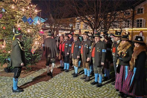 Die Schützen und Marketenderinnen der Gebirgsschützenkompanie Bad Endorf versammlen sich auf dem Kirchplatz. Foto Ammelburger