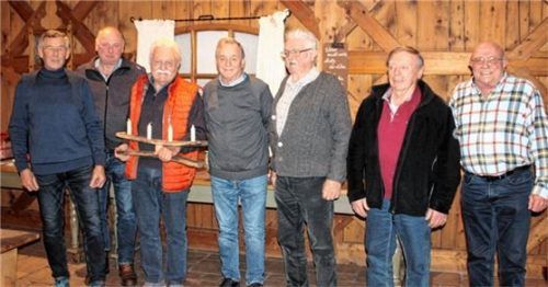 Die Sieger der Senioren-Schafkopfturnierrunde: (von links) Spielleiter Johann Hingrainer, Anton Scheidl (Schneider) Peter Tharosky (bester Auswärtiger), Johann Bacher (zweiter Platz), Sepp Eirainer (Tagessieger), Wast Kink (dritter Platz) und Georg Widhammer (60er-Sonderpreis). Foto Strim