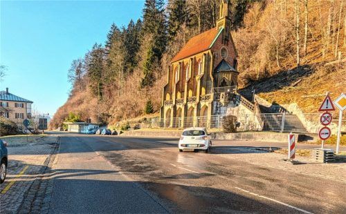 Die Spitzkehre von der Kufsteiner Straße in die König-Otto-Straße wird in Richtung Kiefersfelden verlegt, auf der dadurch entstehenden freien Fläche werden 14 Parkplätze gebaut.Foto Hoffmann
