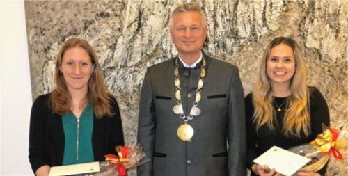 Die Staatspreisträgerinnen Franziska Krämer (links) und Theresa Katharina Worbs wurden vom Bürgermeister für ihre Leistungen belobigt.
