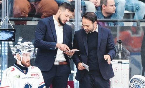 Die Suche nach der Gewinner-Taktik: Weiden verlor beide Spiele gegen Rosenheim in dieser Saison.Foto Mühlhofer