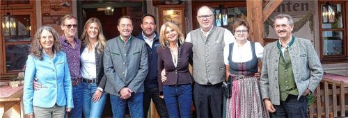 Die Vertreter aus dem Rosenheimer Land für die nächste Grüne Woche in Berlin: (von links) Christina Pfaffinger (Tourismusverband Chiemsee-Alpenland), Thorsten Diederich (Flötzinger), Veronika Pavlovic (Entenwirt), Josef Kronast und Thomas Buchner (Maxlrainer), Marisa Steegmüller (Flötzinger), Peter und Kathi Schrödl (Entenwirt) und Anton Hötzels- perger (Bayerischer Trachtenverband).Foto Hötzelsperger