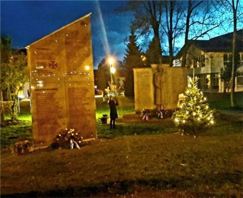 Die Veteranen- und Reservistenkameradschaft initiierte die Aufstellung des Christbaumes. Foto Re