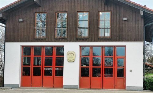 Die Vorfreude auf das neue Feuerwehrfahrzeug ist bei den Floriansjüngern groß. Foto stache
