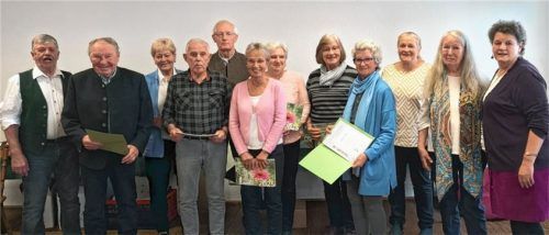 Die Vorsitzenden Kurt Möser (links) und Alice Schlarb (rechts) bedankten sich bei insgesamt 26 Mitgliedern für 25 Jahre Vereinstreue. Fotos re