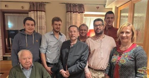 Die Vorstandschaft des Ortsverbandes der Freien Wähler Pittenhart: (von links) Michael Künzner-Hingerl, Sebastian Unterhuber, Engelbert Buchner, Georg Aringer, Hans Babinger, Stefan Schmid und Marianne Erb. Sitzend das Ehrenmitglied Simon Altenweger.Foto emk