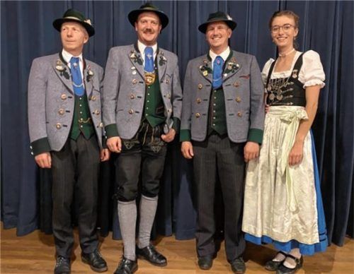 Die Vorstandschaft: (von links) Dritter Vorsitzender Christian Weindl, Vorsitzender Raphael Opperer, der neue Kassier Christoph Koll und Schriftführerin Ramona Wagner.Foto re