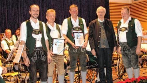 Dirigent Michael Maier (links), Vorsitzender der Auer Musi Martin Maier (rechts) und Leonhard Eisner (Zweiter von rechts) mit den geehrten Musikern (von links mit Urkunden), Georg Maier und Bert Pointer, die 40 Jahre aktiv in der Auer Musi spielen. Fotos Strim
