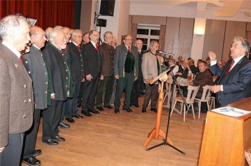 Dirigent Wolfgang Zeller gibt dem gastgebenden Männergesangverein MGV Schloßberg den Einsatz. Fotos Schwitteck
