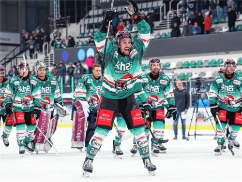 Dominik Kolb hat gut lachen. Der Starbulls-Allrounder bleibt noch ein Jahr in Rosenheim. Foto Mühlhofer