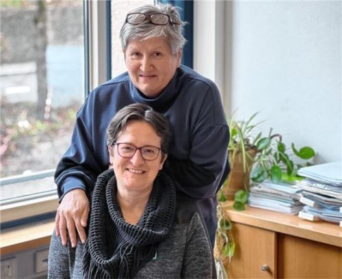 Doris Kinzel (sitzend) mit ihrer Vorgesetzten Annemarie Denkl, Pflegedirektorin der InnKlinikum-Standorte Mühldorf und Haag.