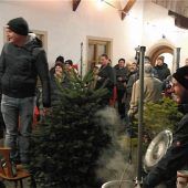 Christbaumversteigerung bei Glühweinabend