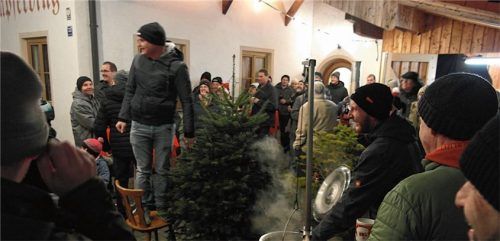 Drei gestiftete Christbäume wurden an den Meistbietenden verkauft. Foto Stelzer