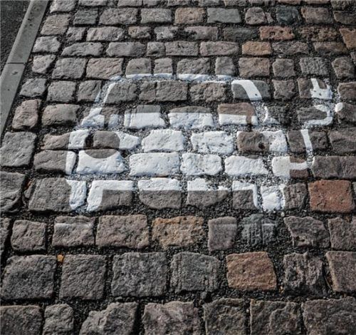 Drei Stunden kostenfreies Parken auf öffentlichen Flächen – allerdings nur für Elektroautos. Das hat die Staatsregierung beschlossen. Ab 1. April gilt die Regelung. Foto dpa