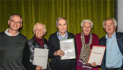 Ehrende und Geehrte: (von links) Günther Manz mit Midi Gatz, Hubert Stürzl, Christl Labermeier sowie Albin Stieber.Foto Naturfreunde
