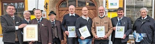 Ehrende und Geehrte: (von links) Vorsitzender Konrad Krichbaumer, Georg Wagenstaller, Ehrenmitglied Anton Bartl, Jakob Zehetmaier, Felix Schmid, Josef Gröbmeier, Josef Hartl, Jakob Demmel und Rudi Posch. Foto stache