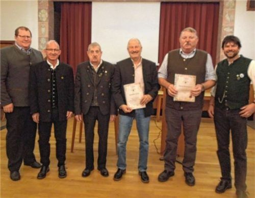 Ehrung der langjährigen Mitglieder mit (von links) Bürgermeister Stefan Adam, den Jubilaren Matthäus Sollinger und Alfred Wechselberger (40 Jahre Mitglied) sowie Günter Graf und Leonhard Rottmoser (50 Jahre) sowie Vorstand Thomas Aschauer.Foto Sollinger