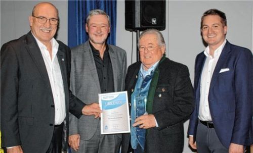 Ehrung für Fritz Richter (Zweiter von rechts) für 60 Jahre als Schiedsrichter. Die Auszeichnung nahmen Kreisobmann Josef Kurzmeier, BFV-Vizepräsident Robert Schraudner und Bezirksobmann Daniel Maurer (von links) vor.Foto re