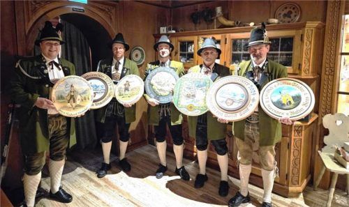 Ehrungen beim Kompanieabend der Gebirgsschützenkompanie Flintsbach beim Dannerwirt: (von links) Leutnant Florian Stadler mit der Ehrenscheibe von Heinz Heinrich (60. Geburtstag), Martin Schweinsteiger (Kompaniemeister bei den aktiven Schützen und Ehrenscheibe 50. Geburtstag, Andreas Weiß), Martin Wons (Ehrenscheibe 50. Geburtstag, Martin Gschwendtner), Josef Lahner (Ehrenscheibe 50. Geburtstag, Franz Heinrich), Hauptmann Walter Wons (Kompaniemeister in der Seniorenklasse und Ehrenscheibe 40. Geburtstag, Florian Stadler). Foto Gschwendtner