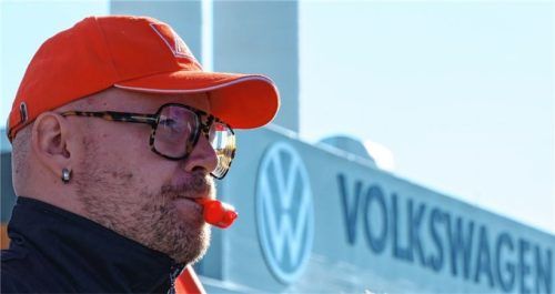 Ein Beschäftigter von Volkswagen sorgt sich um seinen Arbeitsplatz. Nicht nur bei VW gibt es massive Pläne für Stellenabbau. Foto dpa