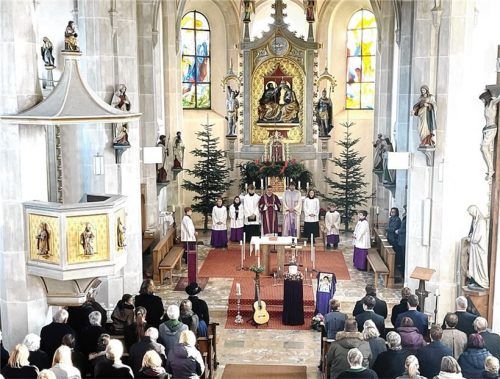 Ein Blick in die voll besetzte Pfarrkirche „Mariä Himmelfahrt“ in Riedering. Foto Hötzelsperger