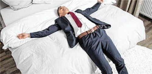Ein fremder Mann im eigenen Bett (Symbolbild)?So geschehen in Traunstein und in Rosenheim.Foto Christin Klose, dpa