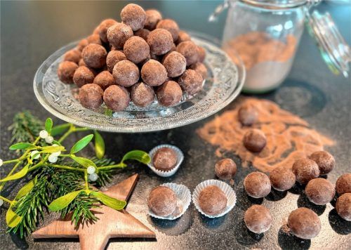 Ein Gedicht aus Schokolade und Rum: das Rezept von Iris-Maria Weweck funktioniert ohne Eier. Die Rumkugeln zergehen wie ein Traum auf der Zunge.