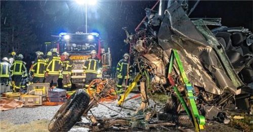 Ein grauenhaftes Bild bot sich am Sonntagmorgen in Traunreut: Auf der Kreisstraße Nähe St. Georgen waren zwei Pkw frontal zusammengestoßen. Foto FDL/Benje