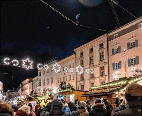 Ein Höhepunkt des 40. Rosenheimer Weihnachtsmarktes: Unten alles festlich beleuchtet und oben wandeln „Christbäume“ über die Highline. Nervenkitzel war garantiert, auch weil nicht alles sofort klappte. Fotos Thomae