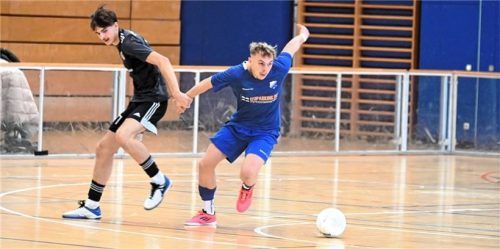 Ein lebhaftes Inntal-Derby lieferten sich der SV Nußdorf/Inn (rechts Maximilian Bauer) und der TuS Raubling (links Niko Hable).Foto Franz Ruprecht