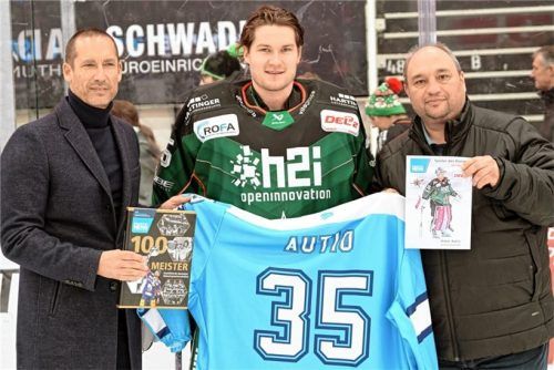 Ein starker Rückhalt: Starbulls-Torwart Oskar Autio wurde von OVB-Redakteur Thomas Neumeier (rechts) und Starbulls-Geschäftsführer Christoph Sandner (links) zum „Spieler der Monats“ Oktober geehrt.Foto Hans-Jürgen Ziegler