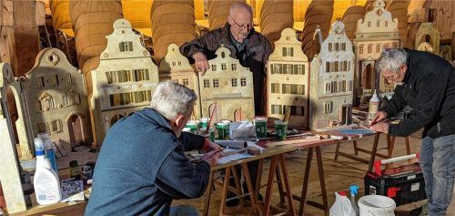 Ein Teil der Krippenbauer ist im Lagerraum mit den Aufbauarbeiten beschäftigt: (von links) Hans-Peter Hagen, Franz Siller und Sepp Horn. Fotos Hoffmann