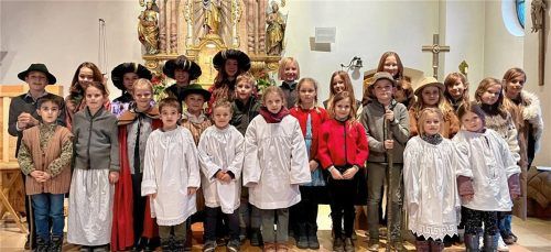 Ein tolles Gemeinschaftsprojekt ist jedes Jahr das Kastenauer Krippenspiel in der Pfarrkirche „Heilige Familie“: Die Krippenspieler 2024 (ein Kind fehlt auf dem Bild) freuen sich darauf, mit ihrem Spiel die Besucher und Besucherinnen der Kindermette am 24. Dezember, 16 Uhr auf das Weihnachtsfest einzustimmen und die frohe Botschaft zu verkünden. Foto Stengel