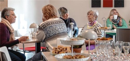 Eine Anlaufstelle für alle, die einen feinen Kaffee oder Tee, ein leckeres Stück Kuchen und vor allem einen fröhlichen Ratsch zu schätzen wissen: Das möchte das neue Cafetscherl in der Seniorenbegegnungsstätte der Caritas in der Reichenbachstraße sein. Foto Johannes Thomae