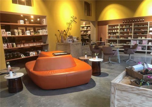 Eine gemütliche Atmosphäre bietet nicht nur die Tagesbar, sondern auch der Feinkostladen. Fotos Bettinger