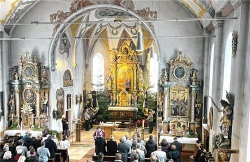 Eine große Trauergemeinde nahm Abschied von Irmgard Stuffer. Foto hötzelsperger