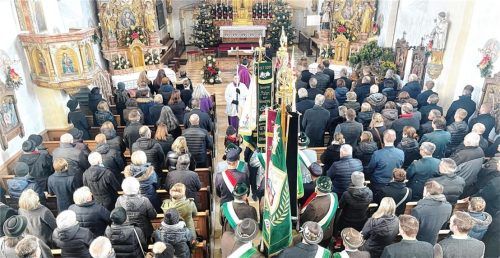 Eine große Trauergemeinde nahm in der Frasdorfer Kirche von Johann Huber Abschied. Foto Hötzelsperger