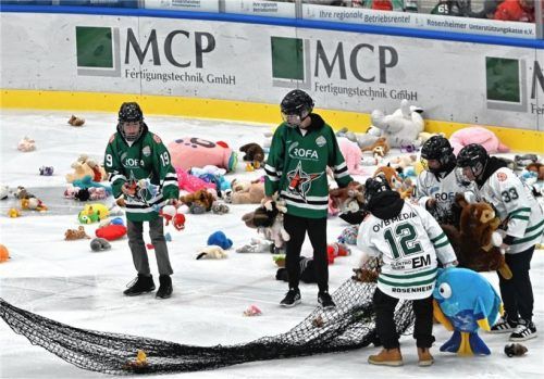 Eine Weihnachtstradition: Der erste Treffer wurde von den Zuschauern im Rofa-Stadion mit dem Werfen von Kuscheltieren auf die Eisfläche gefeiert. Foto Hans-Jürgen Ziegler