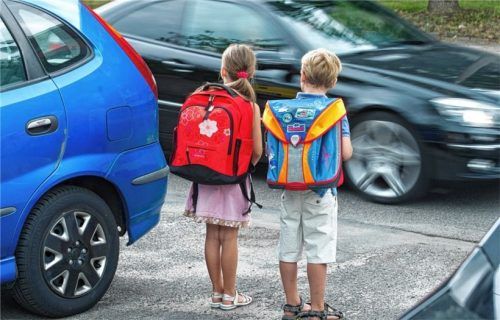 Elterntaxis sorgen für Probleme im Verkehr und gefährden die Sicherheit vieler Schüler. Foto dpa