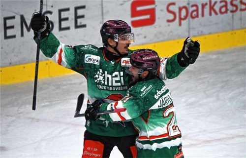 Er kam, traf und siegte: Rückkehrer Stefan Reiter (links) bejubelt mit Ville Järveläinen seinen Treffer zum 3:0.Fotos Franz Ruprecht