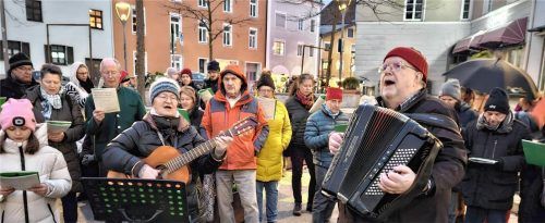 „Alle Jahre wieder“ heißt es auch heuer wieder mit Ernst Schusser (Akkordeon) und Eva Bruckner (Gitarre), beispielsweise am Rosenheimer Salzstadel. Foto Wildauer