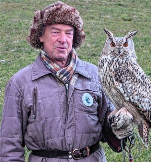 Falkner Franz Ebersberger mit seinem Uhu. Foto Hoffmann