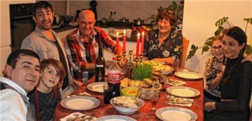 Familie Jurecevic/Neumeier beim gemeinsamen Weihnachtsessen am 24. Dezember. Foto Anita Neumeier