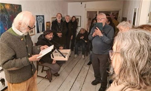 Fast schon ein Ritual: Alfons Röckl (links) liest zur Einstimmung Erich-Kästner-Gedichte. Foto Heuser