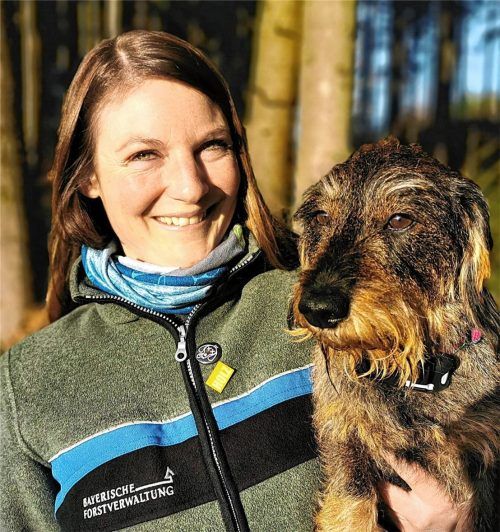 Försterin Christine Zahnbrecher und ihre Hündin Wanja, beruflich und privat ein Team. Foto Katrin Langenwalter